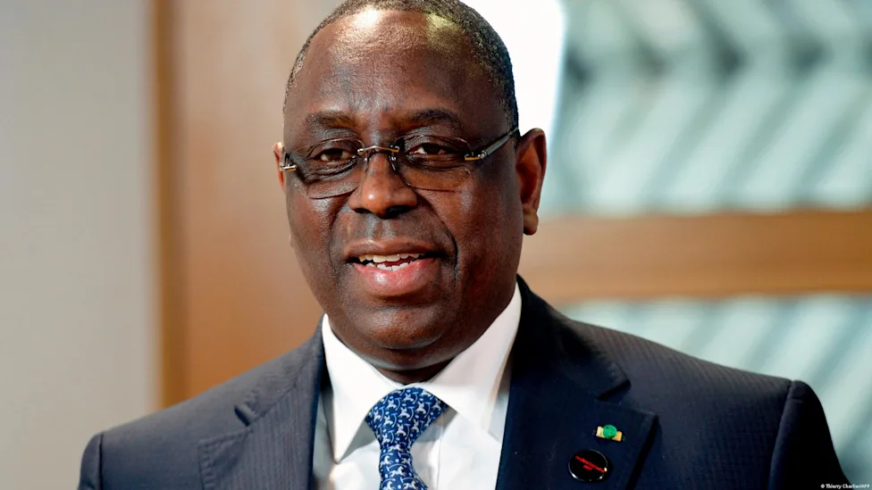 Illustration de la rencontre entre Bassirou Diomaye Faye et Macky Sall au Sénégal