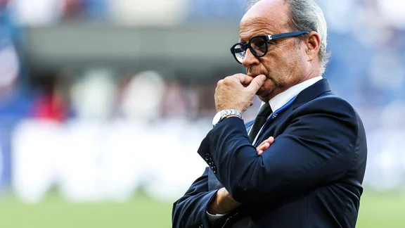 Luis Campos lors d'une conférence de presse au PSG