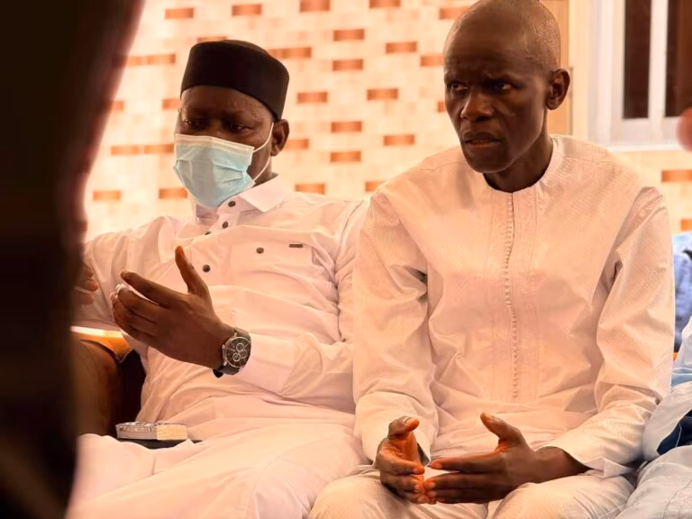 Ousmane Sonko échangeant avec la famille de Diamil Sané