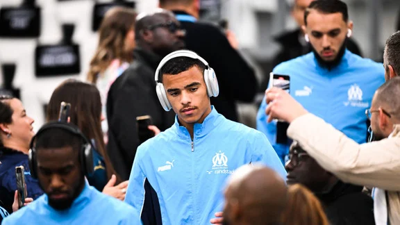Mason Greenwood en discussion avec un représentant de l'OM