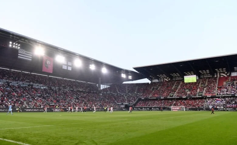 Illustration du mercato au Stade Rennais avec Franck Haise signant un joueur