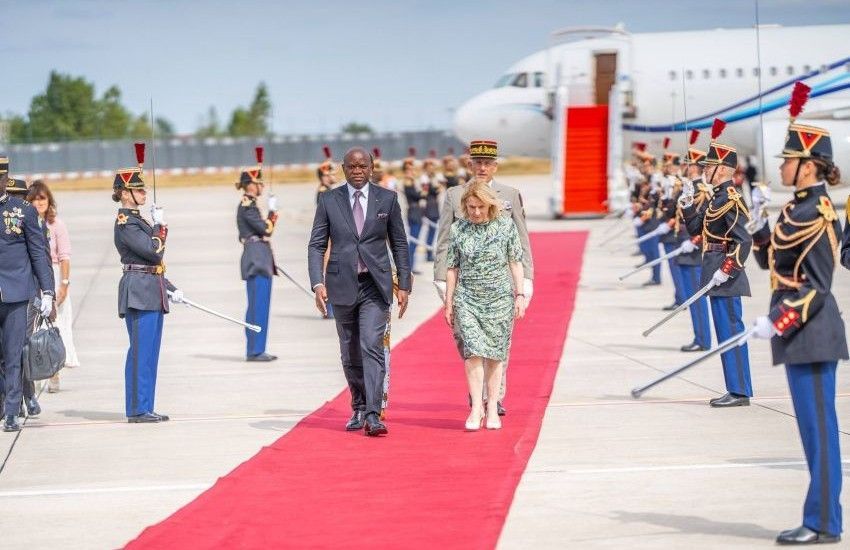 Le président Brice Clotaire Oligui Nguema et une responsable française lors d'un événement culturel
