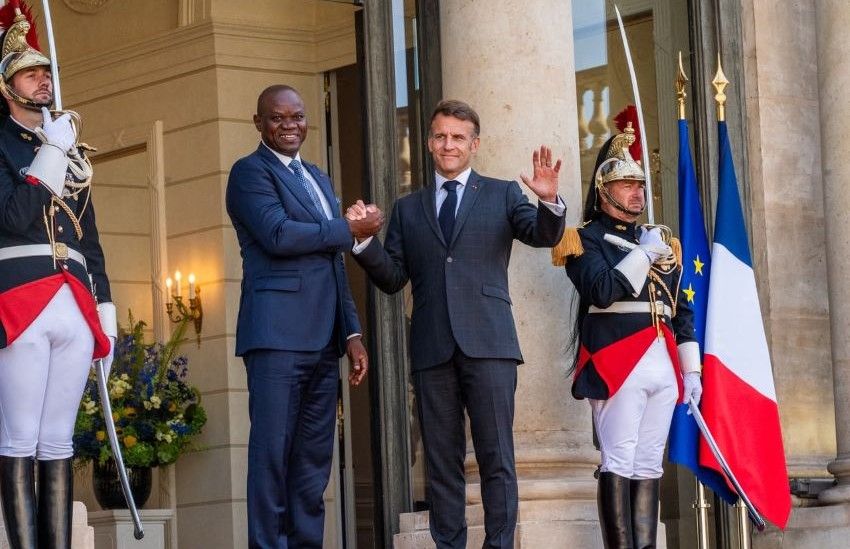 Les présidents Macron et Oligui Nguema devant l'Élysée
