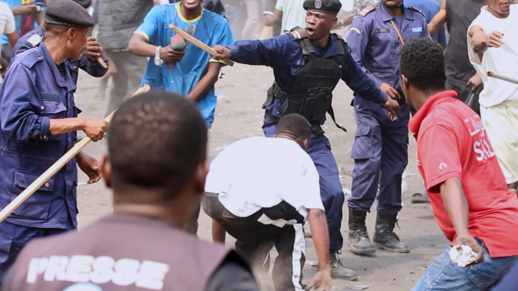 Des manifestations à Kinshasa illustrent les tensions politiques en RDC, avec des affrontements entre forces de l'ordre et opposants
