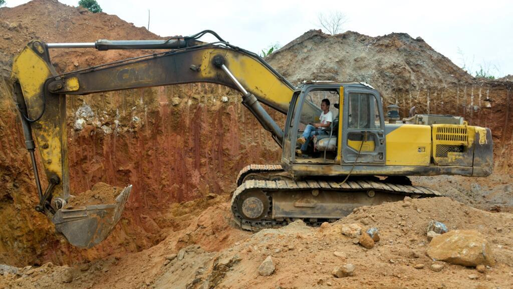 Un employé chinois sur un site minier de Betare Oya au Cameroun, illustrant l'exploitation de l'or dans le pays.