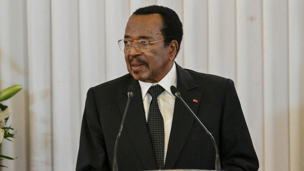 Le président camerounais Paul Biya s’exprime lors d’un discours en présence du pape Léon XIV au palais présidentiel de Yaoundé, le 15 avril 2026.