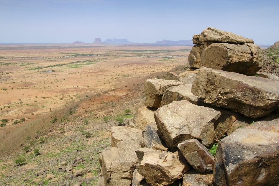 Vue des impacts d'une frappe aérienne au Mali