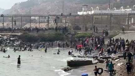 Migrants arrivant à la nage sur les côtes de Ceuta après avoir contourné la clôture frontalière entre le Maroc et l’Espagne