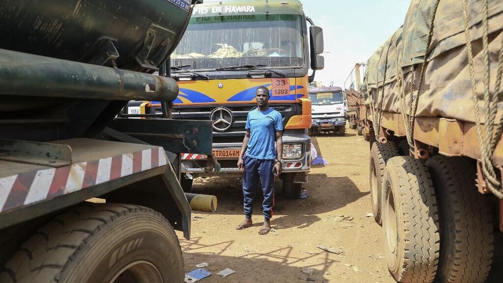 Camions en attente sur l'axe routier entre Douala et Bangui, illustrant l'importance du corridor économique pour les échanges commerciaux