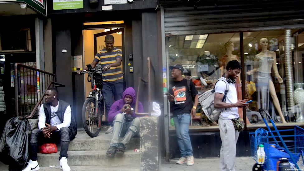 portrait d'un avocat en discussion sur une affaire de migrants