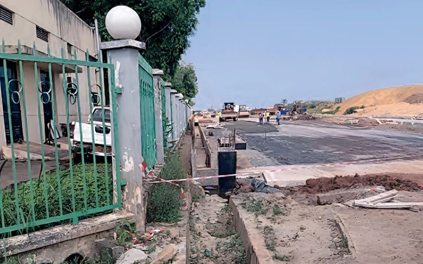 Le boulevard de la transition en construction derrière l'Assemblée nationale gabonaise