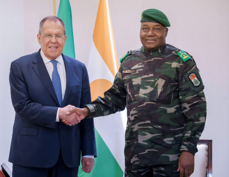 Niger : à Niamey, la colère populaire piétine l’eau des mercenaires russes