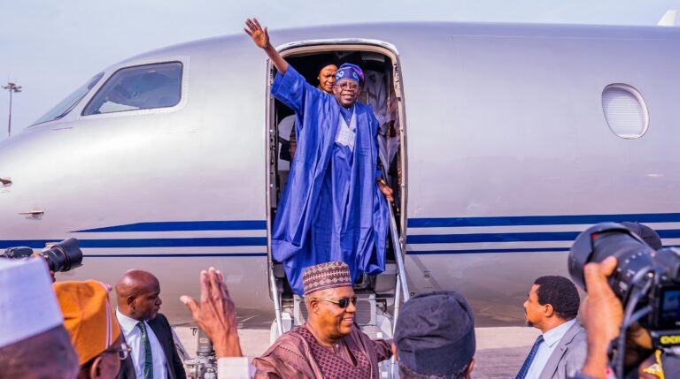Retour triomphal de Bola Tinubu à Lagos : un tournant stratégique avant l&rsquo;indépendance