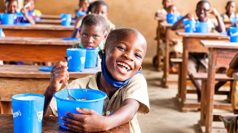 Au Bénin, 1,9 million d&rsquo;écoliers prennent désormais un repas chaud à l&rsquo;école