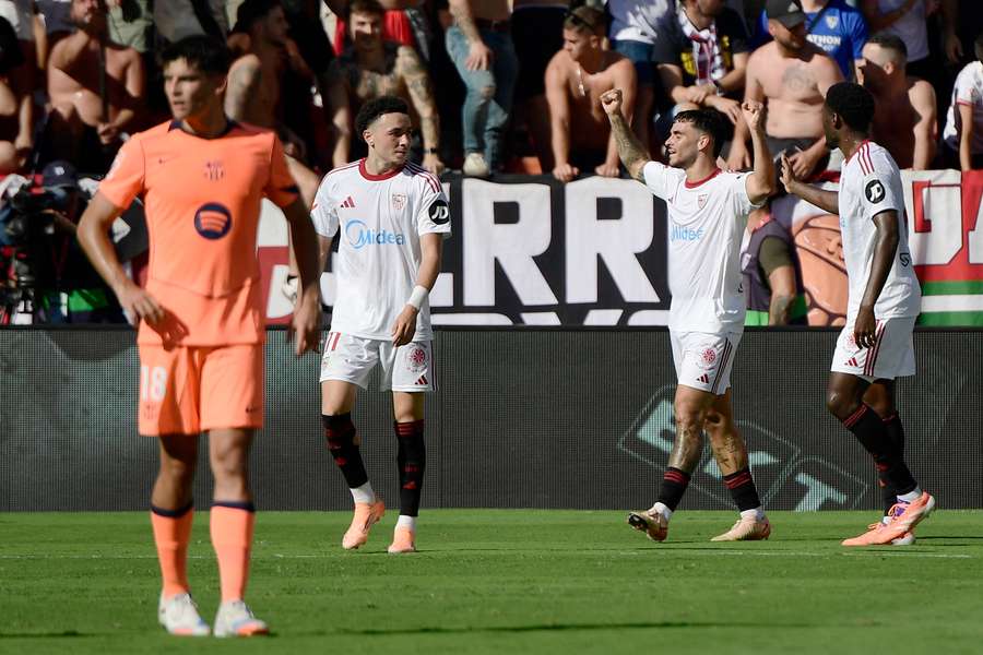 Isaac Romero célèbre son but lors de la victoire du FC Séville contre Barcelone (4-1) au Ramón Sánchez-Pizjuán en octobre 2025