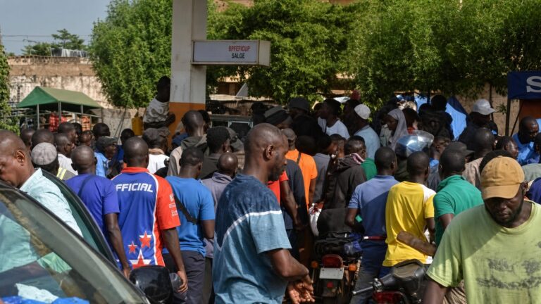 Niamey face à l&rsquo;effondrement : la pénurie d&rsquo;essence a basculé en crise nationale